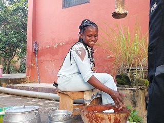 Comfort van team moon&star laat zien hoe je fufu maakt tijdens de workshop traditioneel afrikaans koken
