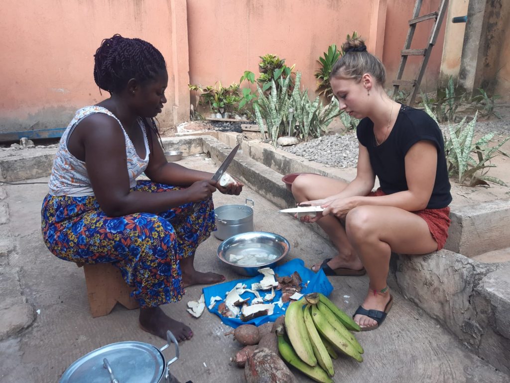 traditional cooking class during the ashanti tour