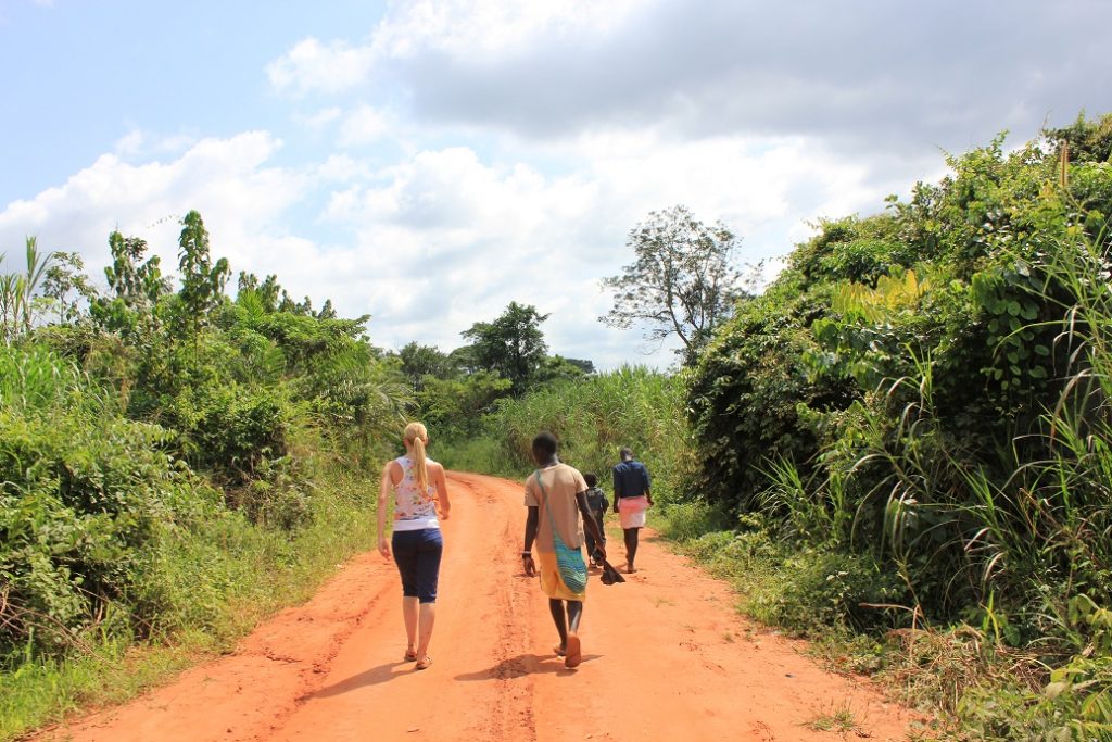 De omgeving van Banko, Ashanti, Ghana. Een vrijwilligerster maakt een wandeling.