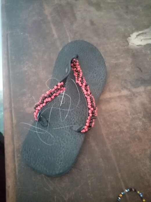 slippers te koop bij Banko women center