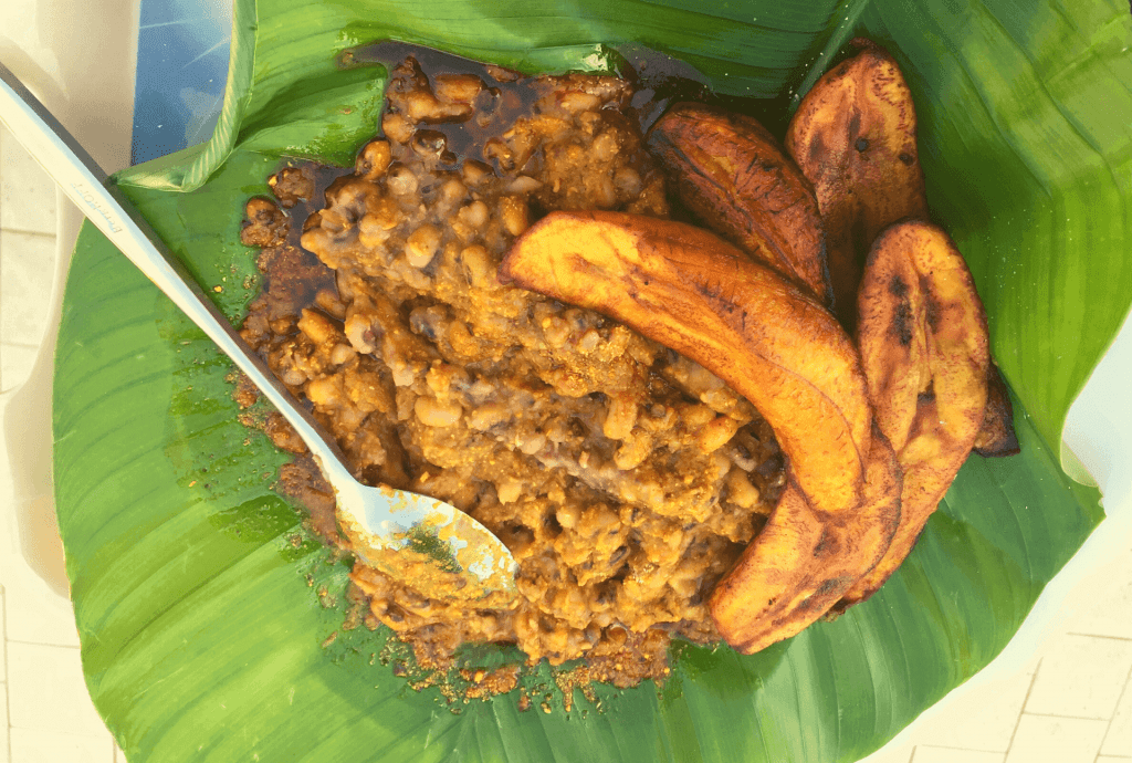 een voorbeeld van straat eten in Ghana