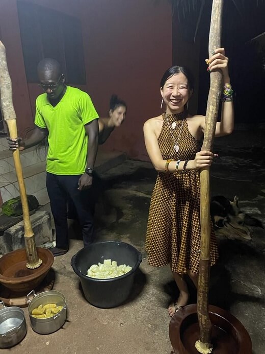 fufu stampen tijdens een kookworkshop Ghanees eten