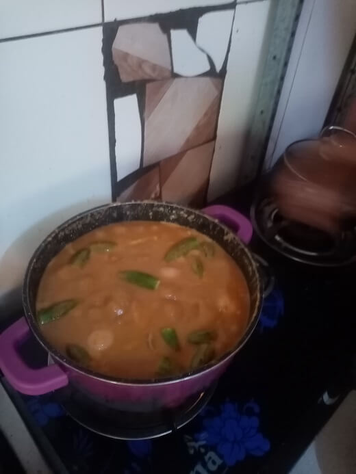 de okro is toegevoegd aan de groundnut soep