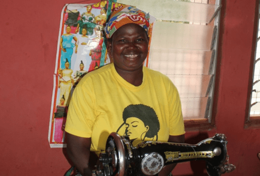 student Sadya achter de naaimachine. Haar  verhaal toont de impact van Banko Women Organization op het leven van vrouwen in Ghana